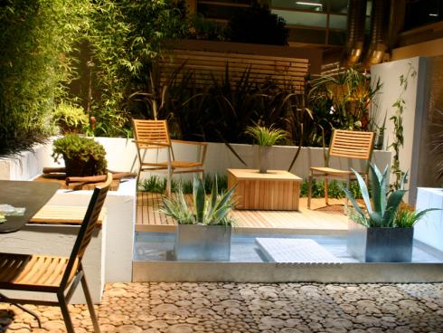 Bild garten.ch: Mit Licht lassen sich auch kleine Gartenelemente grossartig inszenieren. 