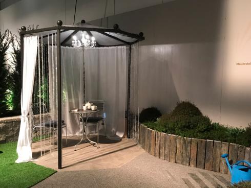Bild garten.ch: Mini Pavillon mit Tüchern, funktioniert bei trockenen Wetter. Bei Regen wird es ungemütlich.