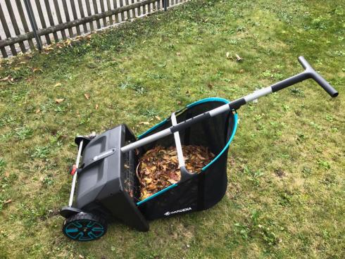 Bild garten.ch: Der Laubsammler von Gardena ermöglicht ein rasches und sauberes Entfernen von Laub auf Grünflächen. Praktisch ist der grosse abnehmbare Fangsack, der sich einfach auf dem Kompost entleeren lässt.