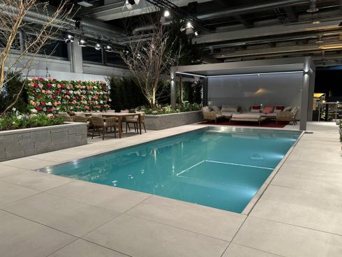 Bild garten.ch: Pool mit Steinbelag und Sitzecke mit Beschattungssystem