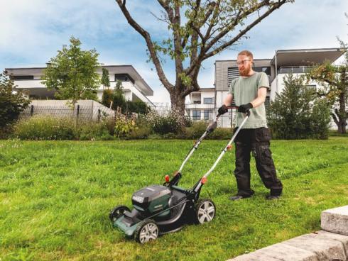 Drei in eins: Der 18-Volt-Akku-Rasenmäher RM 36-18 LTX BL 46 mäht, sammelt oder mulcht effizient und eignet sich besonders für grosse Grundstücke. Foto: Metabo