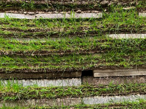 Bild garten.ch: Winkler Richard ist wiederum mit einem Naturgarten vertreten. Heimische Materialen, hier als Sichtschutz verarbeitet. 
