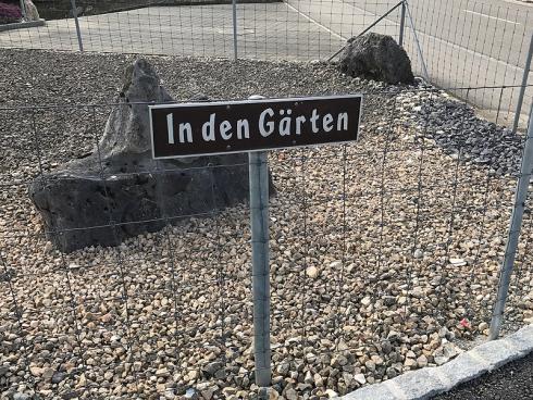 Bild garten.ch: Schotterbeet umgeben von Asphalt