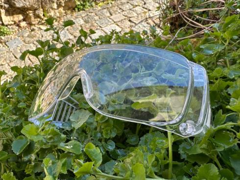 Bild garten.ch: Mechanische Arbeiten wie Spitzen, Hacken, Umgang mit Flex oder Schlagbohrmaschine oder das Ausbringen von Spritzbrühe erfordern eine geeignete Schutzbrille.