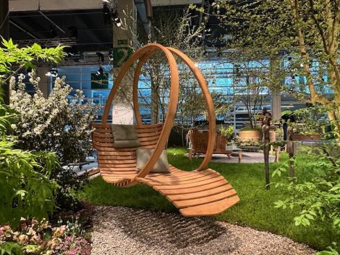 Bild garten.ch: Origineller Doppelsessel aus der Holzbiegerei. 