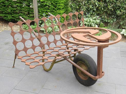 Bild garten.ch: Den geeigneten Ruheplatz im Garten einzunehmen erfordert Sitzgelegenheiten, die sich einfach verschieben lassen. 