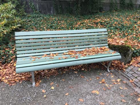 Bild garten.ch: Sitzgelegenheiten gibt es oft genug im Garten. Mit einer wasserfesten Outdoorhose kann man auch nasse Oberflächen nutzen.