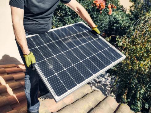 Bild Kindel Media: Solarpanelen lassen sich auf Geräteschuppen und Gartenhäuser installieren. Akkus von elektrischen Gartengeräten lassen sich so problemlos laden.