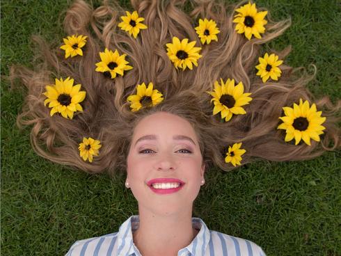 Foto Sunsation: Farbintensiv, eine Spur Vintage und somit absolut Instagrammable sind Sonnenblumen. Sie lassen sich sensationell in Szene setzen.