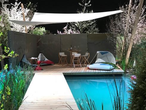Bild garten.ch: Ein Sonnensegel bietet Schatten. Aber wenn es Regnet ist der Schutz gering.