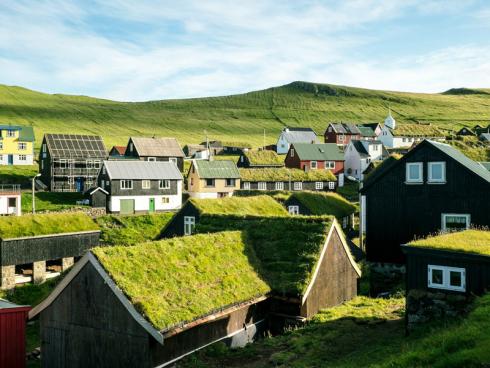 Auf den Faroer Inseln gibt es einige Häuser mit Gründächern Foto von Tommy Kwak auf Unsplash
