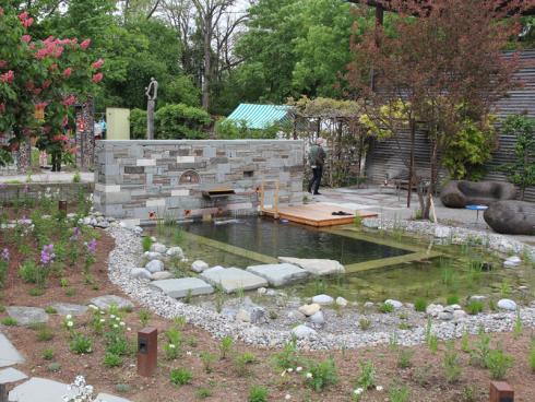 Zentrales Element ist der Wassergarten mit seinem 3 x 5 m grossen Badebereich. © Winkler Richard Naturgärten