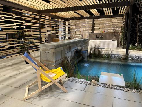 Bild garten.ch: Pool, Pergola und Übergang in den  Wohnraum bilden eine Einheit.