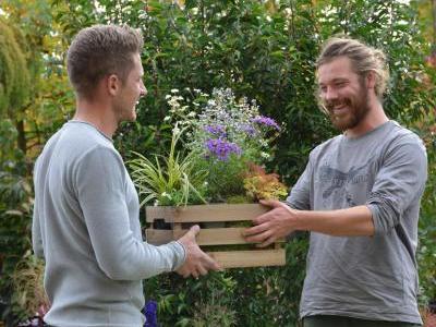 Geschenke für Macher (Stadt-)Gärtnern ist hipp, entsprechend groß ist die Begeisterung über neue Gartenbewohner und Balkonkastenbesetzer. (Bildnachweis: GMH/Herb Allgaier)