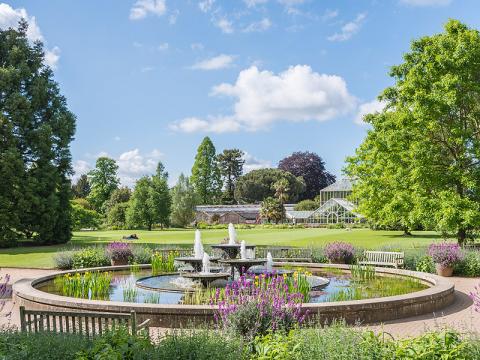 Bild: Cambridge University Botanic Garden - Fountain and main lawn
