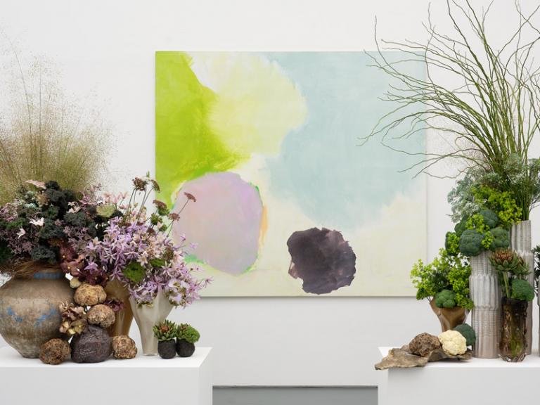 Florale Interpretation von Rémy Jaggi, Trélex zum Werk von Barbara Müller (1956 – 2023), Ohne Titel, 2015 © Nachlass Barbara Müller, Foto: David Aebi