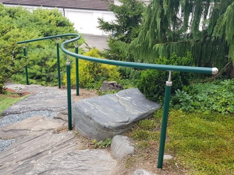 Grüner Handlauf auf Treppe aus Natursteinen