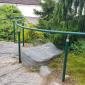 Grüner Handlauf auf Treppe aus Natursteinen